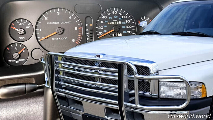 Questo Dodge Ram è così immacolato che il suo lettore di cassette crede ancora di essere nel 1997 | Carscoops